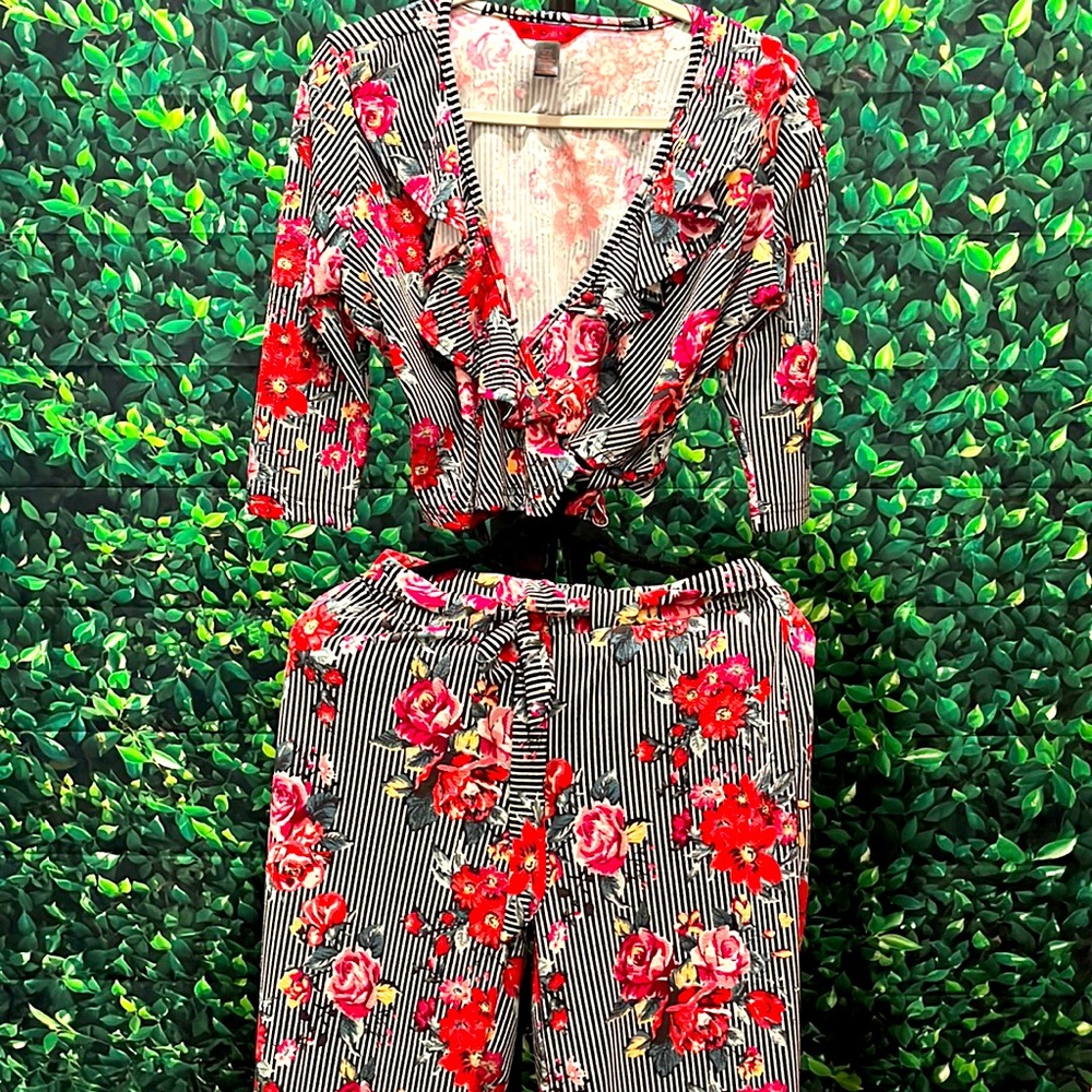 Really cute wrap around 2piece floral striped outfit in size large & 3/4 sleeve